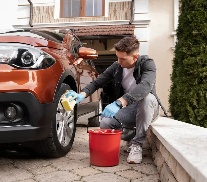 Lavage auto à domicile Bonnac-la-Côte : professionnel intervenant sur un véhicule